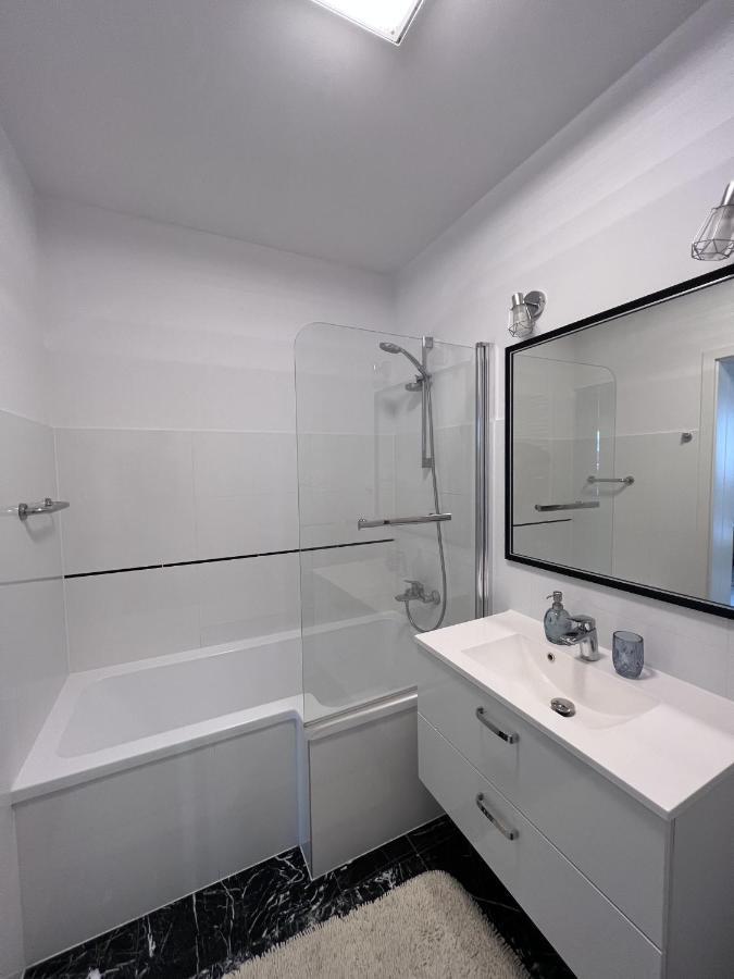 Apartament Z Tarasem Na Osiedlu Rakownica Jelenia Gora Bagian luar foto